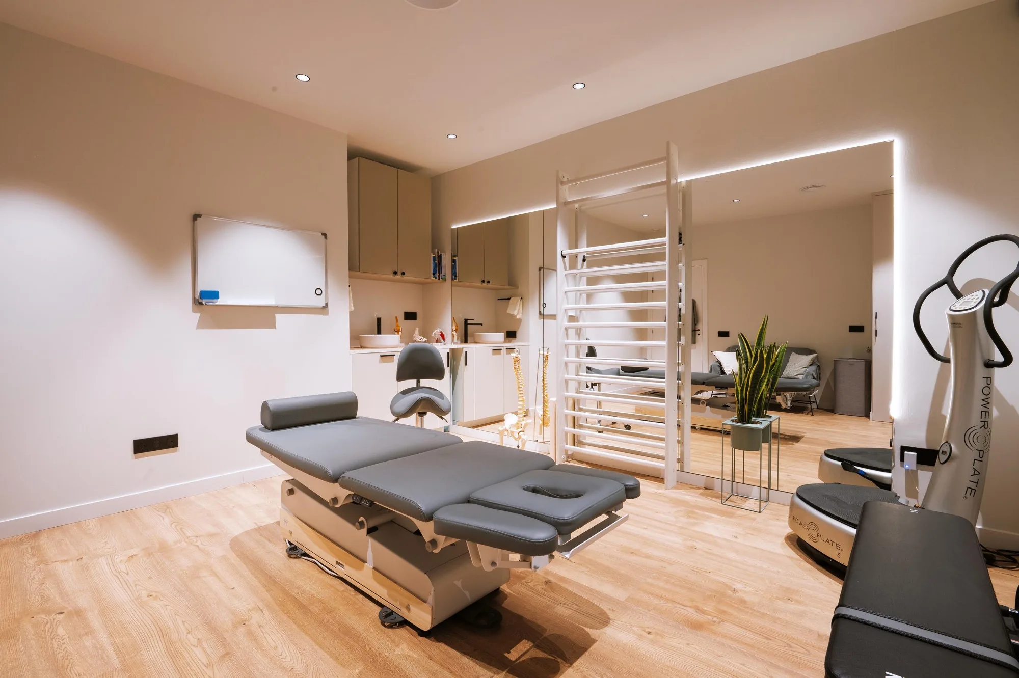 Sala de tractament de Physio Wellness by Marshall, a Sitges, amb llitera i llum natural.