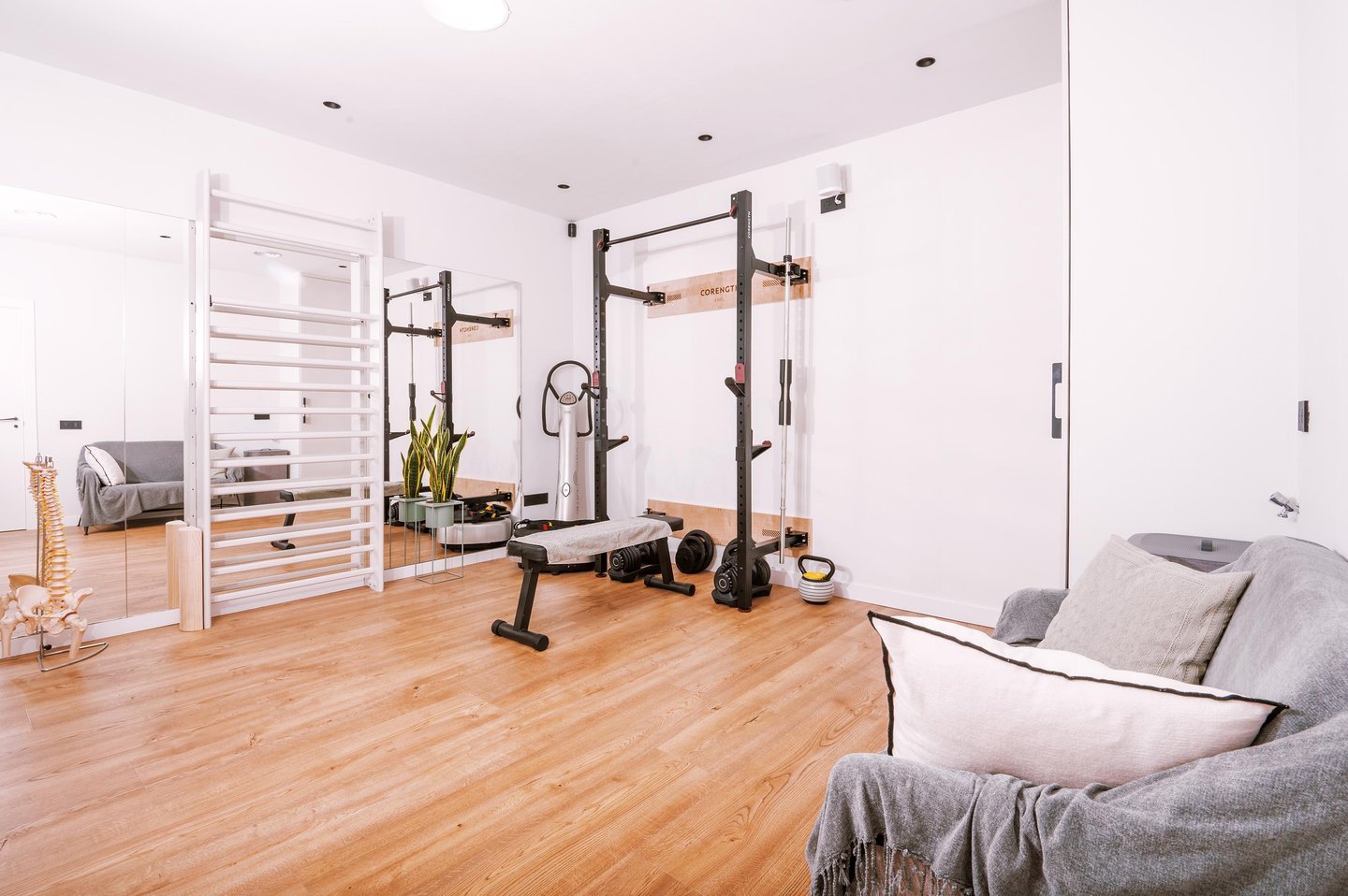 Sala de readaptació activa i exercici terapèutic de fisioteràpia, amb espatllera, rack i PowerPlate a Physio Wellness by Marshall.
