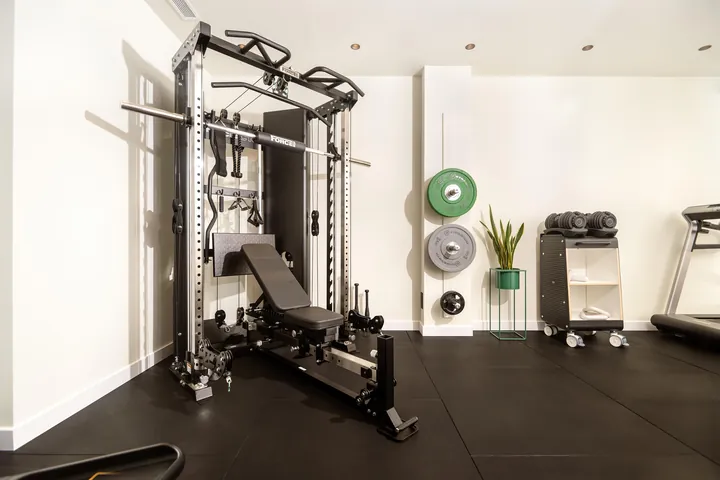 Zona de fuerza y readaptación funcional con rack multipower