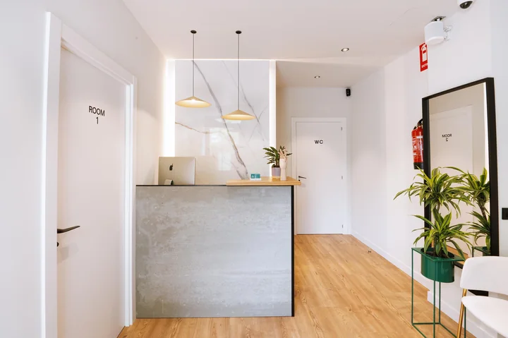 Recepció i espai d'atenció al pacient a Physio Wellness Sitges